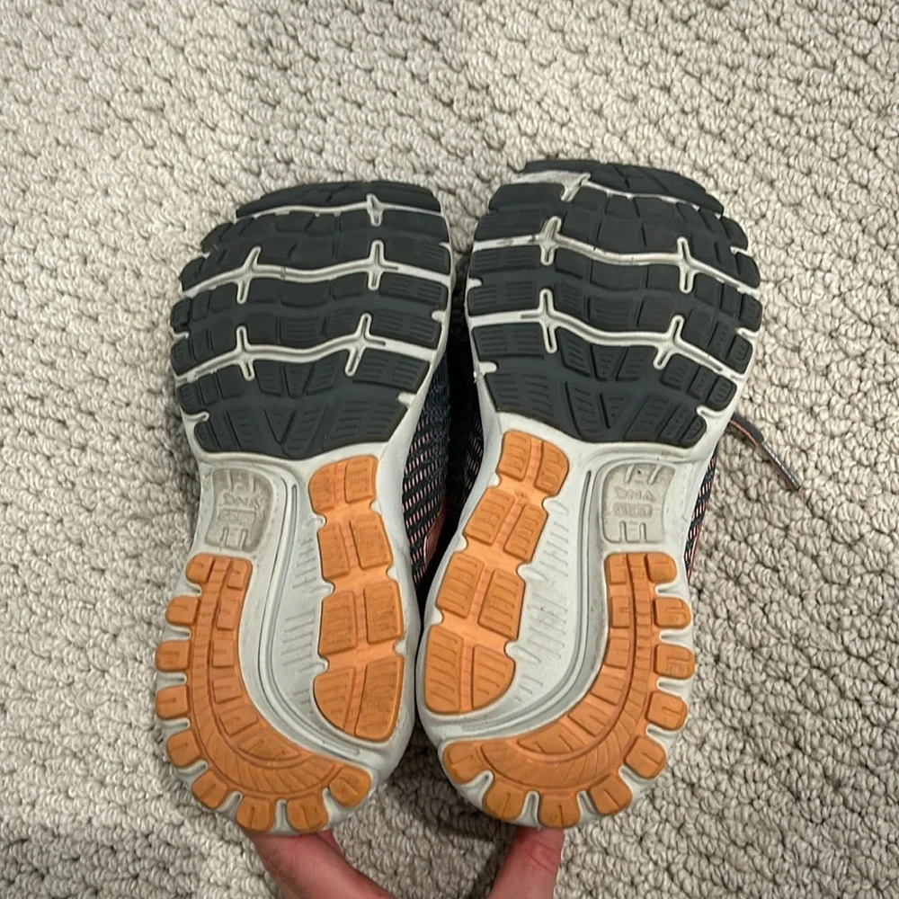 Brooks Women Ghost Tennis Shoes (size 6.5)